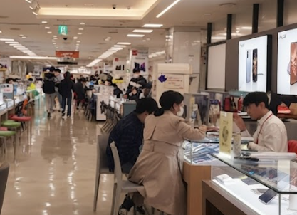 고객이 판매점 문을 열고 다시 들어오는 장면